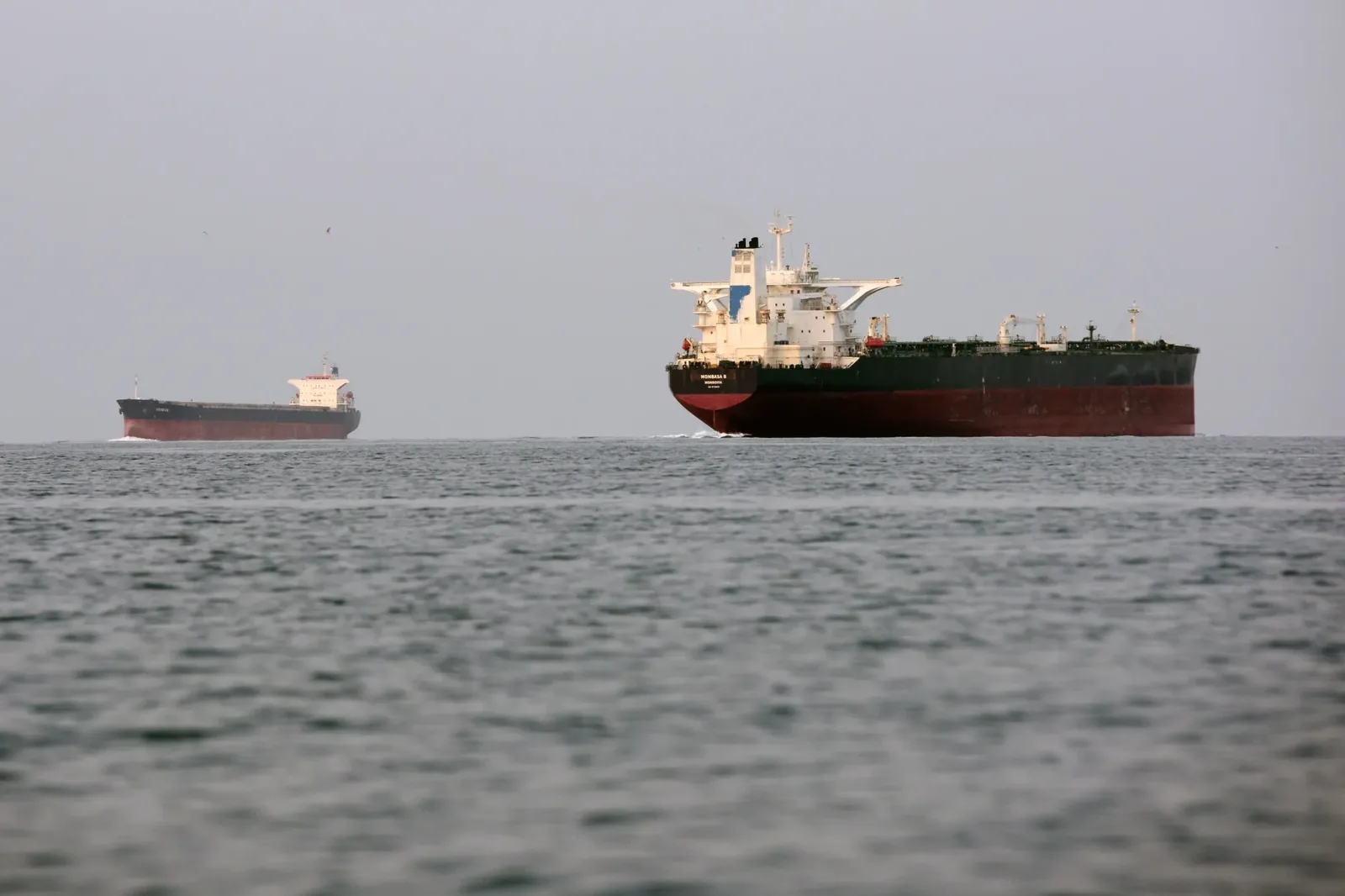 Iran Strait of Hormuz Threat and Strong US Data Drive Oil Rally, Hong Kong Stocks Dip
