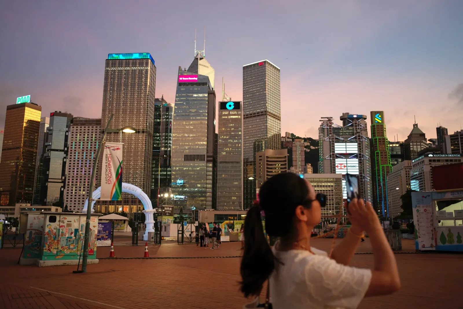 Southbound capital net buys HK$28.99 billion, extending streak to 14 days
