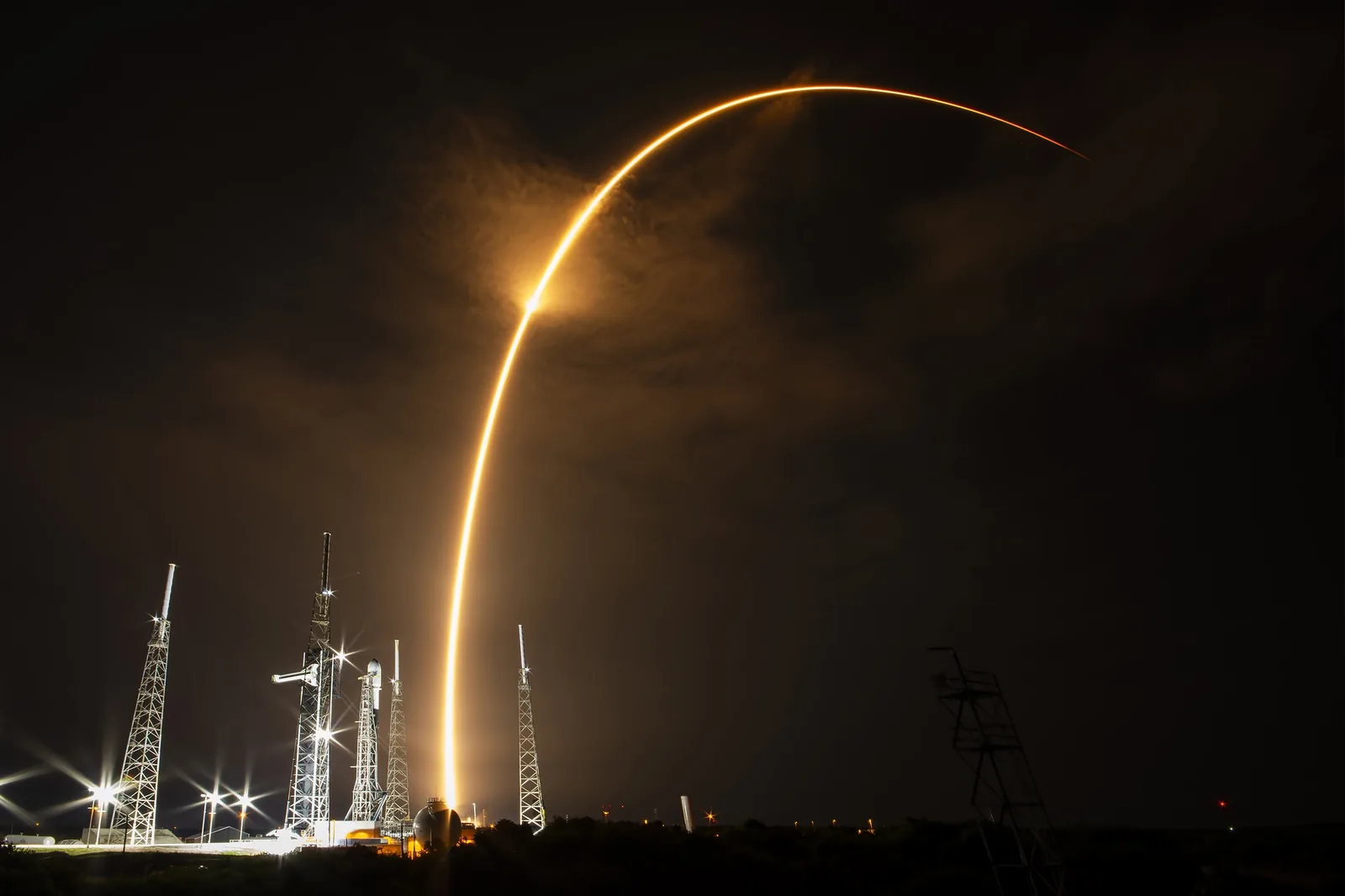 SpaceX halts Falcon 9 bookings beyond 2028, sparking industry launch capacity scramble