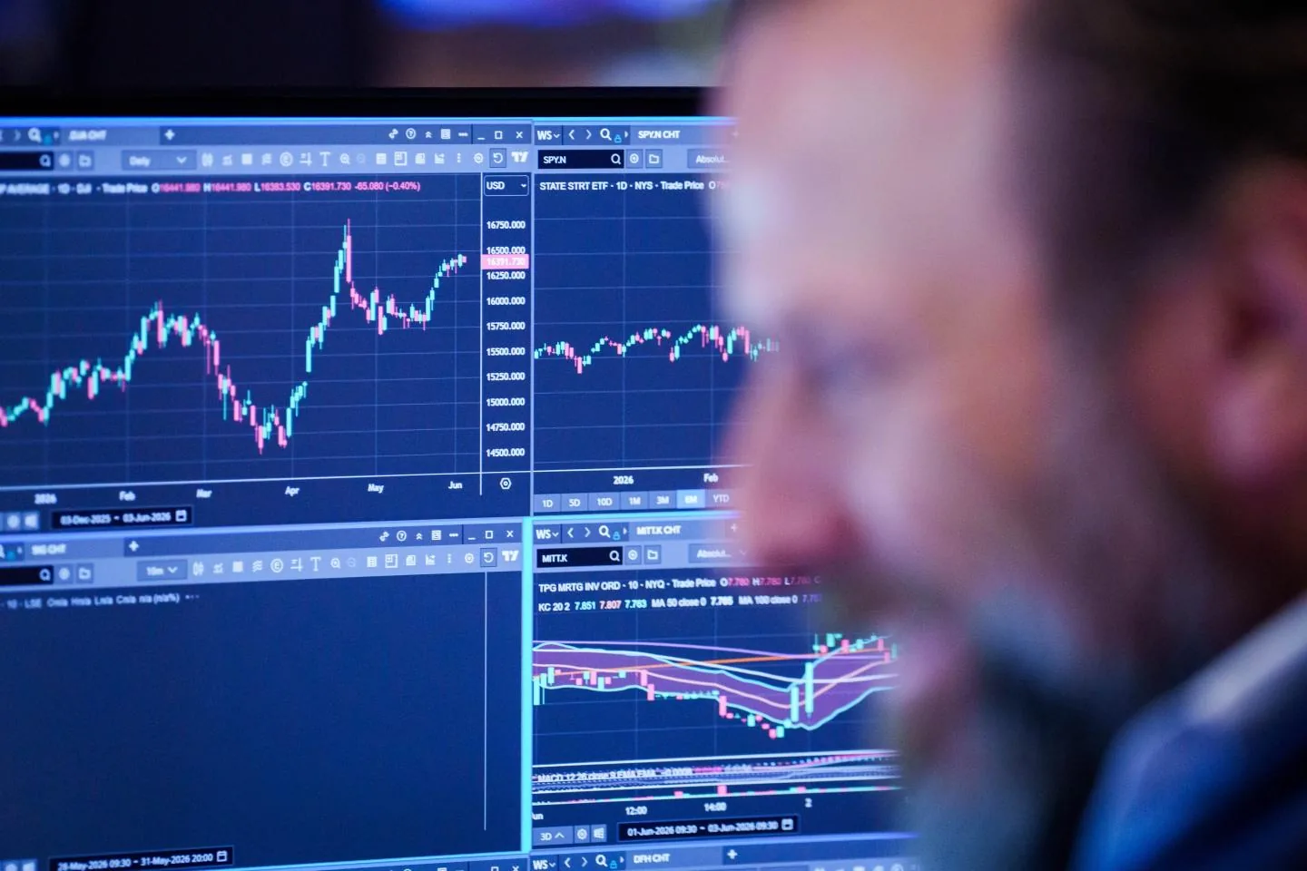 US stocks fall, chip sector declines, 10-year yield hits 5.04% since 2007