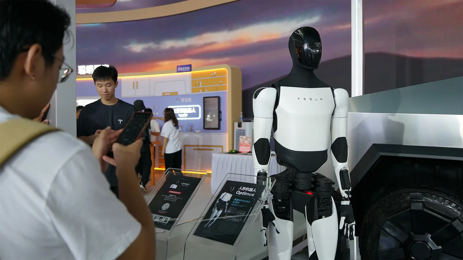 Musk predicts 100 billion humanoid robots globally within 20 years in CCTV interview