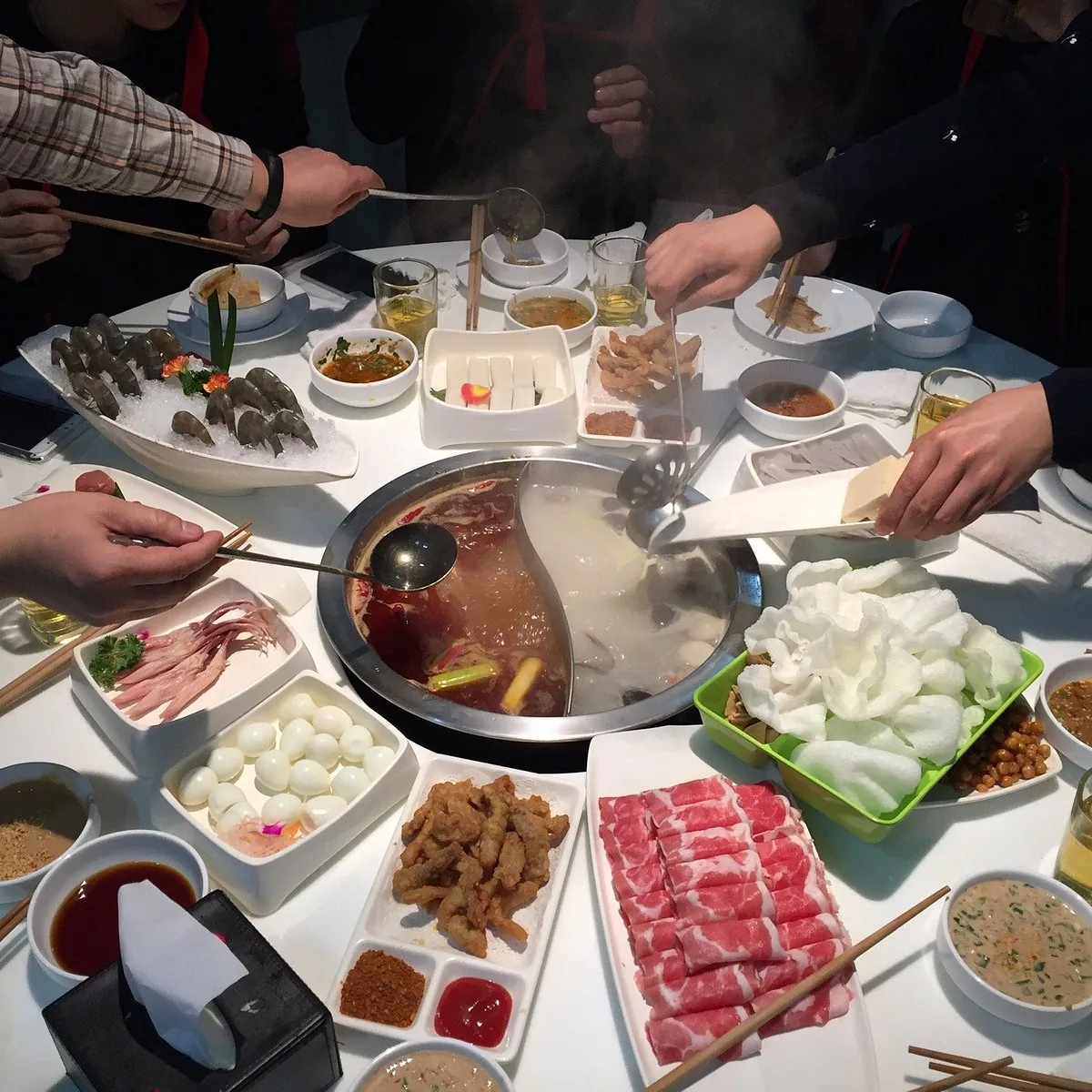 China’s Mid-Autumn holiday drives record restaurant queues and family dining surge