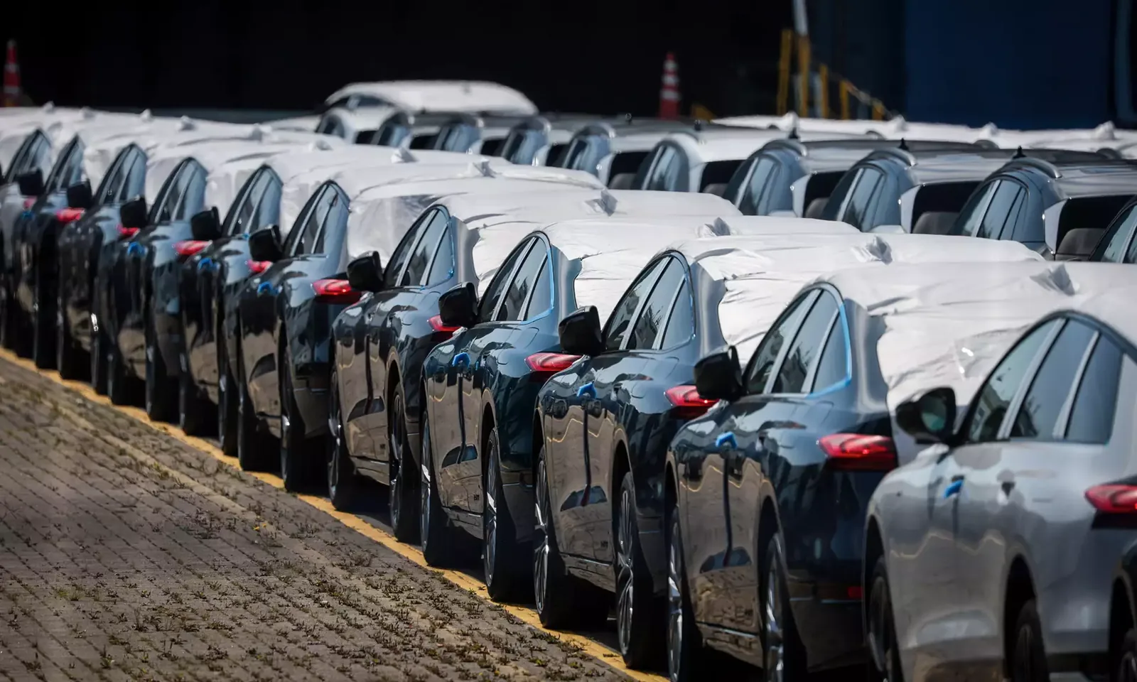 China passenger car retail sales fall 22% year-on-year in Sept 1-20; NEV penetration hits 67.9%