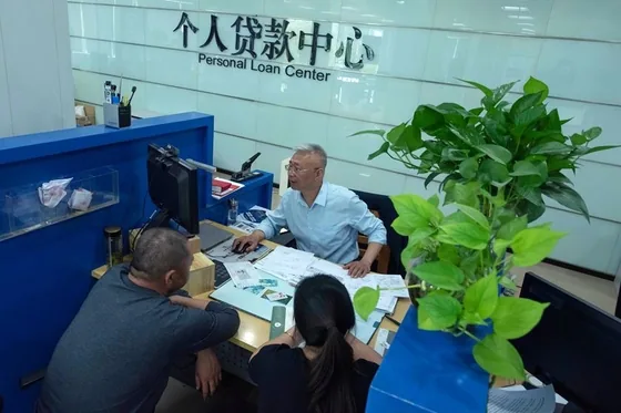Chinese Banks Retreat from Retail Lending as Loan Growth Formula Falters