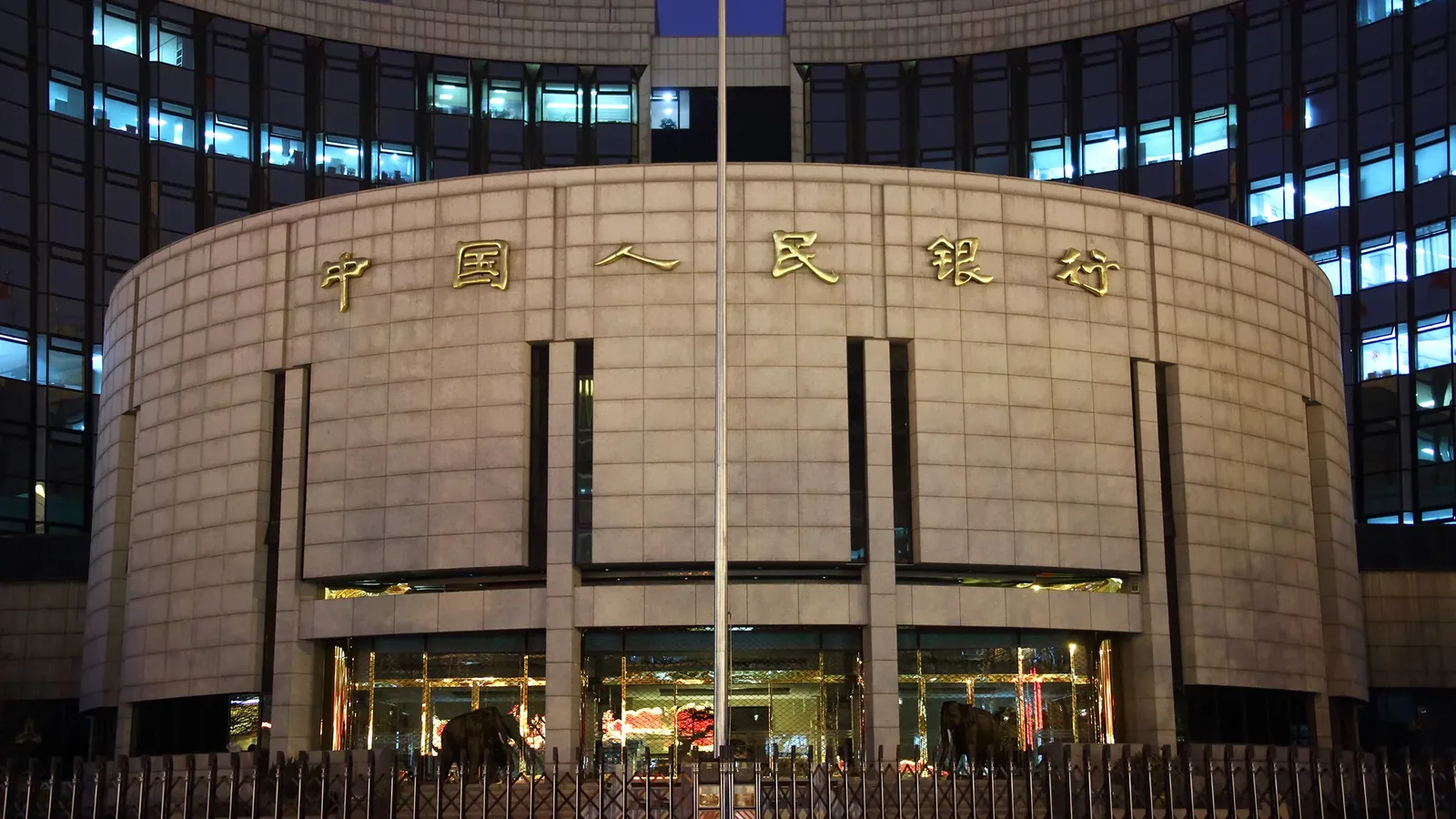 China A-shares fall at midday as PBOC drains 110.5 billion yuan in liquidity
