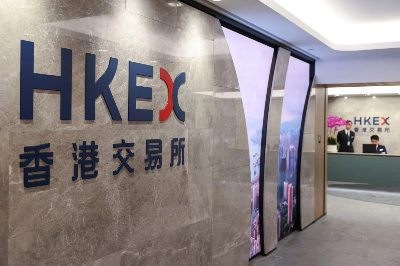 China A-Share Market Plunges with 4,800 Stocks Down; Oil Majors and Banks Buck Trend