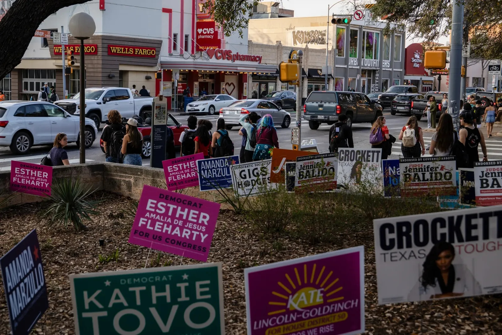 US Midterm Elections Enter Spending Frenzy as Republican Party Cash Reserves Fuel Ad Blitz