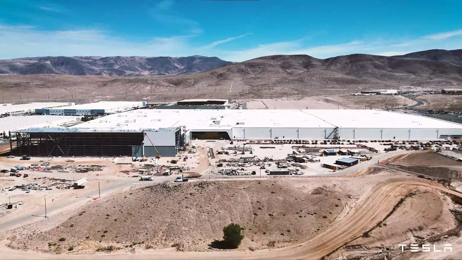 Tesla begins mass production and delivery of Semi electric truck in Nevada