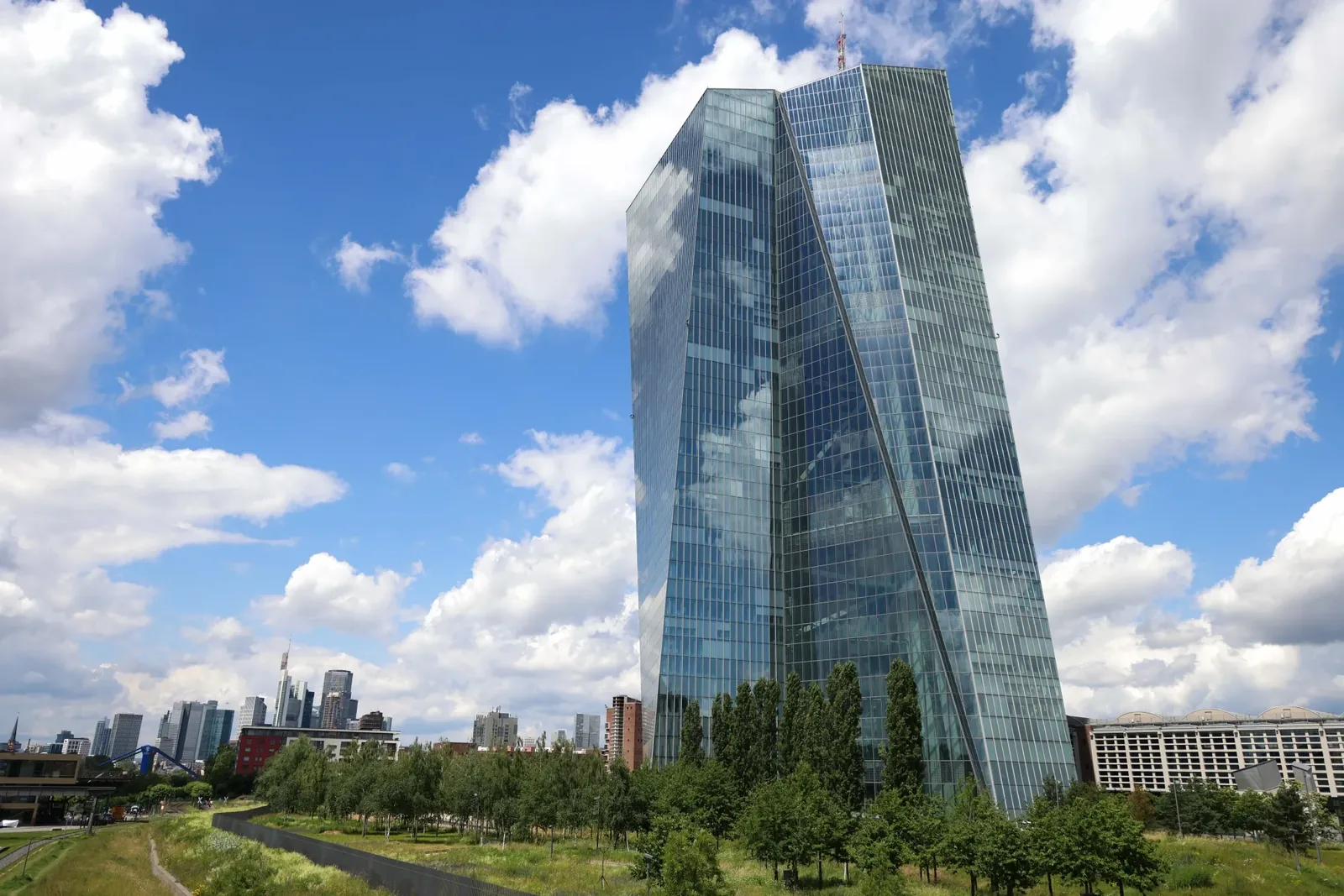 Traders and ECB officials split as markets price four rate hikes by 2027