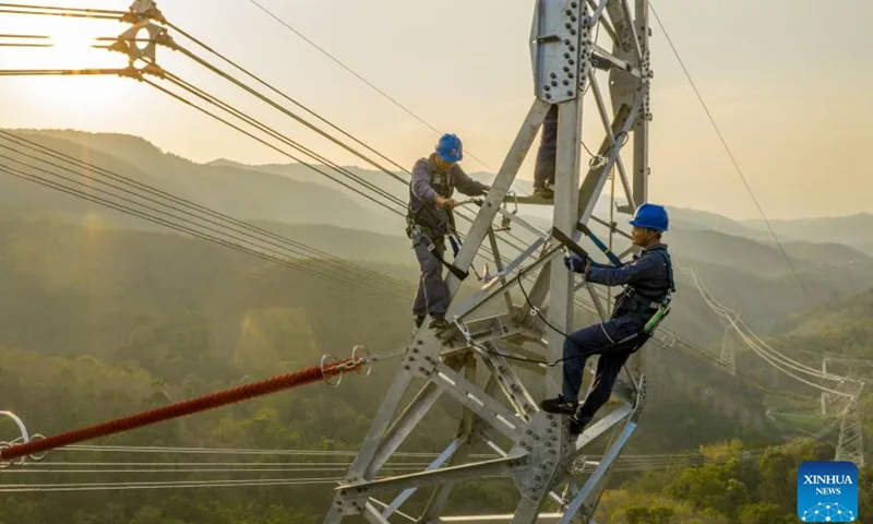China Smart Grid Execs Detail Roadmap After Wind, Solar Surpass Coal as Top Power Source
