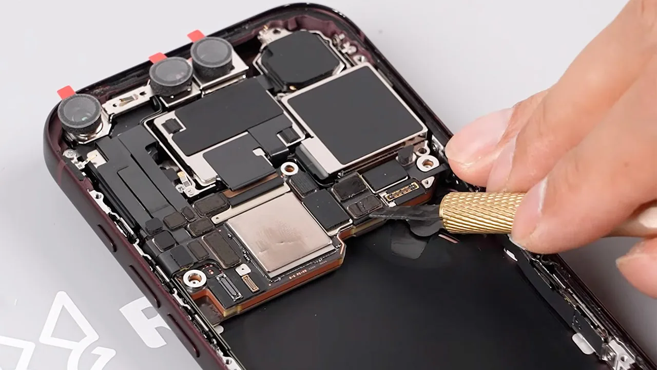 US iPhone 18 Pro Max ships with Qualcomm modem, lacks Apple's C2 chip, teardown confirms