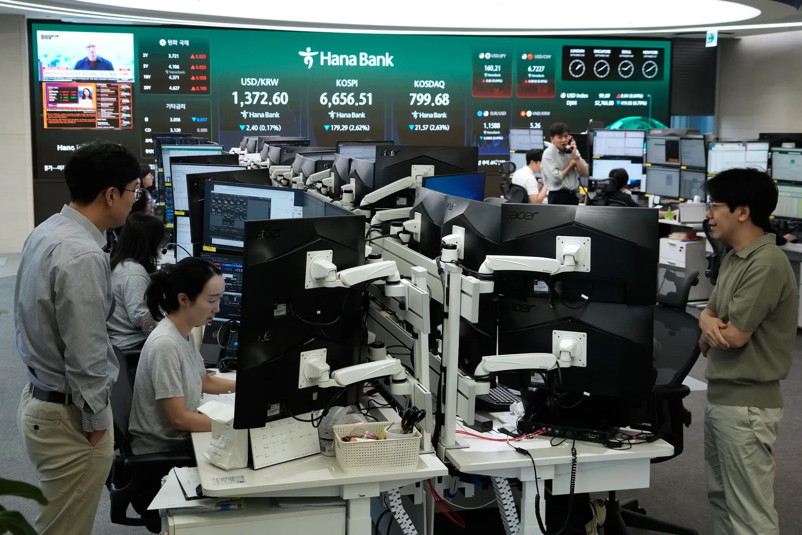 China A-shares plunge as pre-holiday effect and US yields trigger broad sell-off