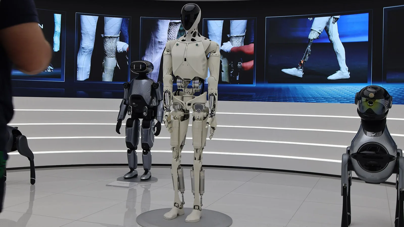 XPeng Signs Robot Supply Chain Deals, Targets Year-End Mass Production