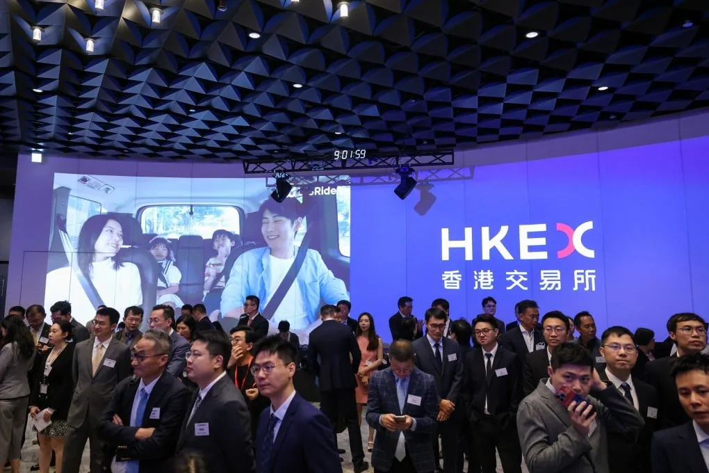 Hong Kong stocks fall at midday; Hang Seng Index drops 0.76% on tech weakness