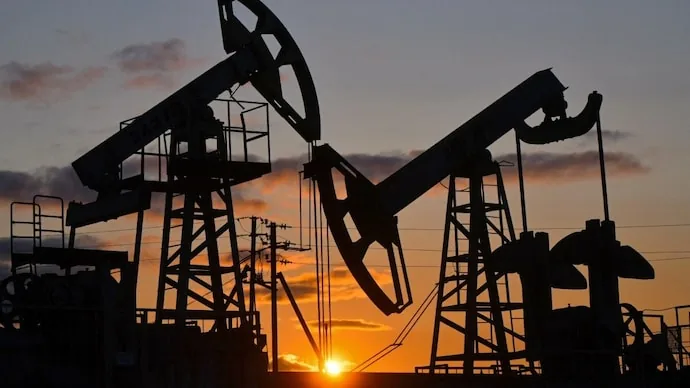 India Considers Cutting Russian Oil Imports to 20-30% Amid New US Sanctions Law