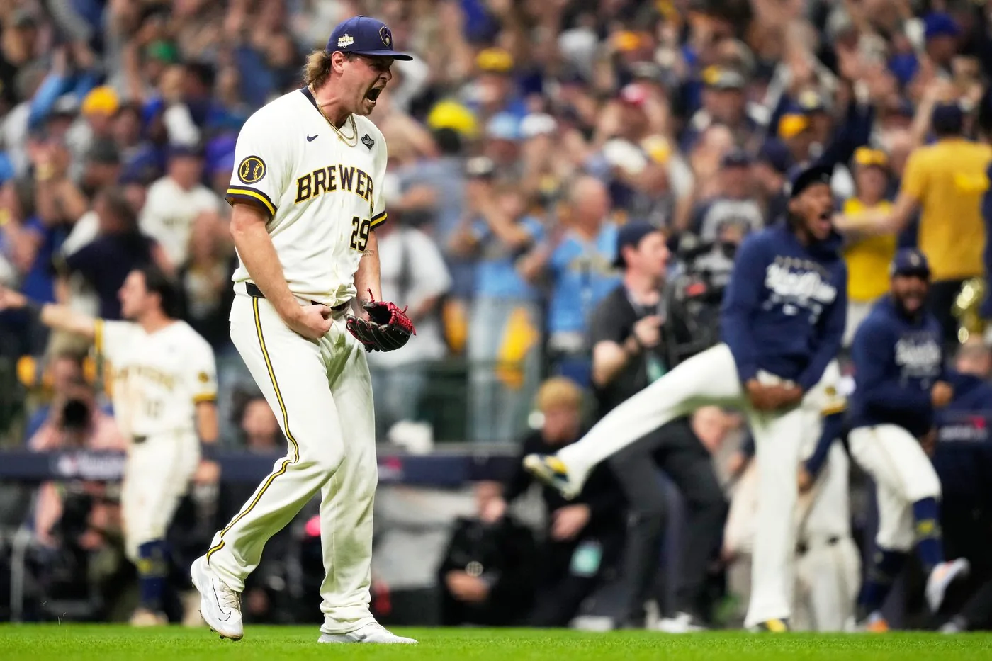 Brewers win first World Series title, beating Rays 4-1 in Game 5