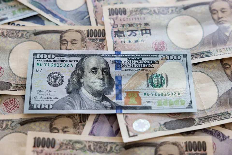 USD/JPY extends rally, touching 158 as dollar strengthens against yen