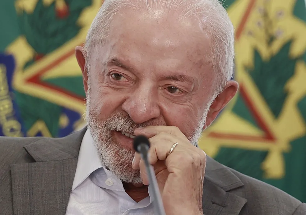 Brazil votes in Lula vs. Flávio Bolsonaro election; runoff likely