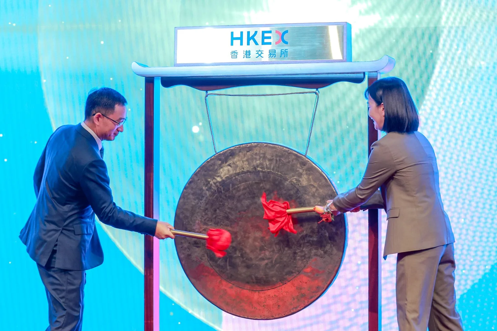 **Nazhen Technology debuts on Hong Kong Stock Exchange, shares rise over 11% on first day**