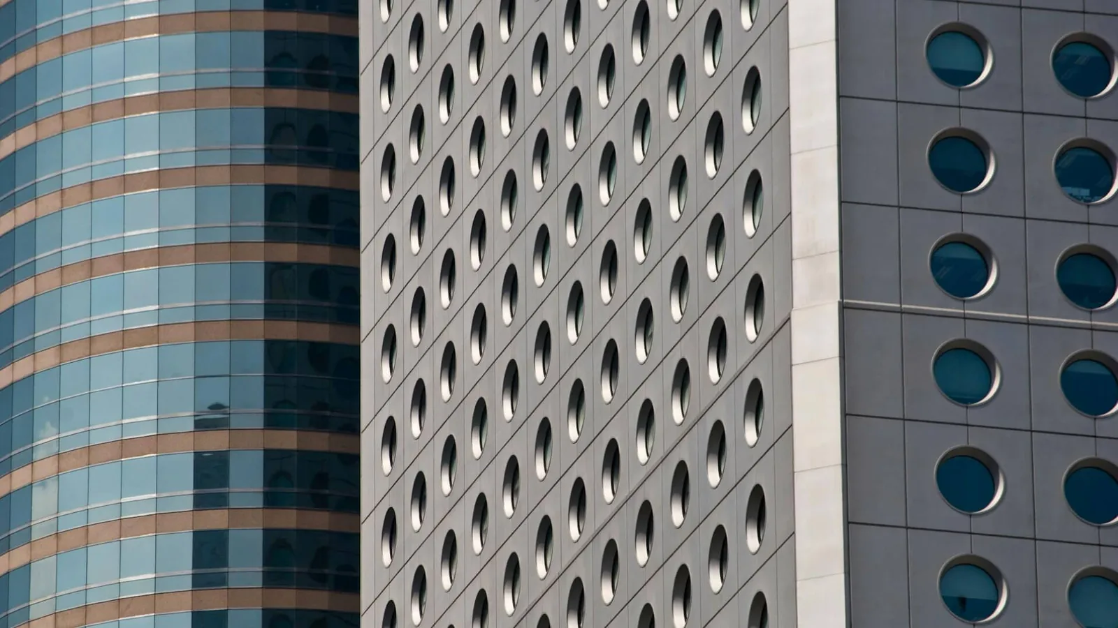 **Hong Kong Stocks Fall 1% on Thin Holiday Trade; Biotech and IPO Buck Weakness**