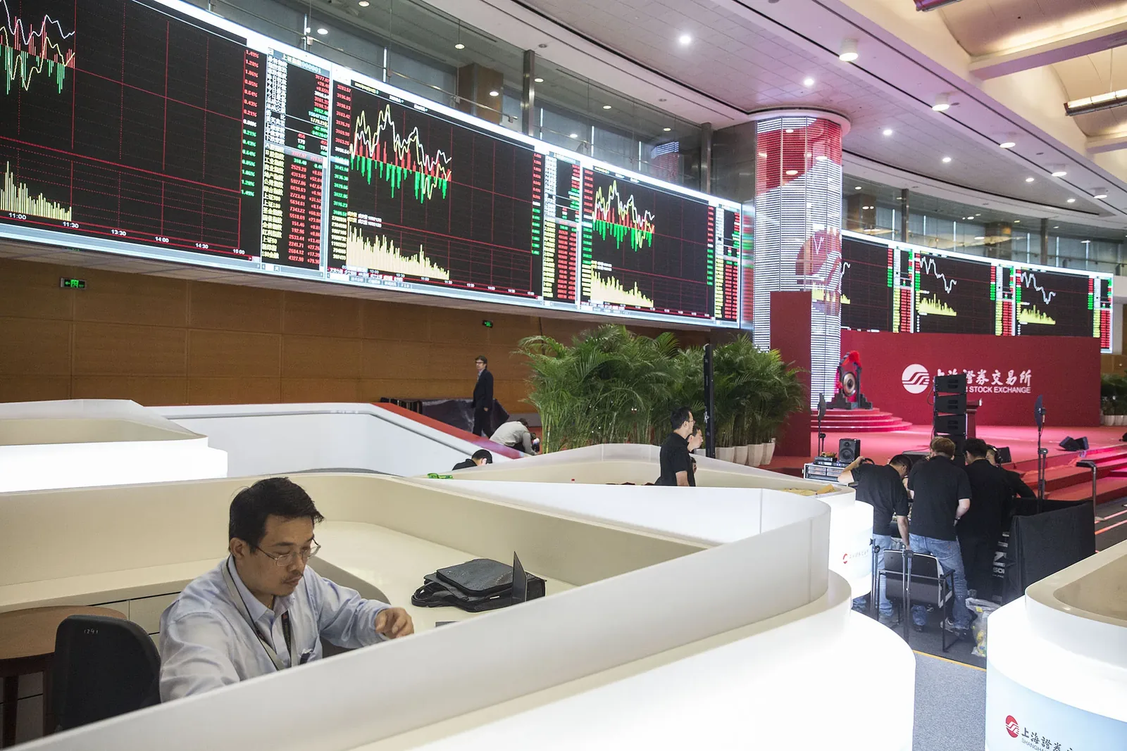 China’s Shanghai and Shenzhen stock exchanges trading volume surges past 1.5 trillion yuan