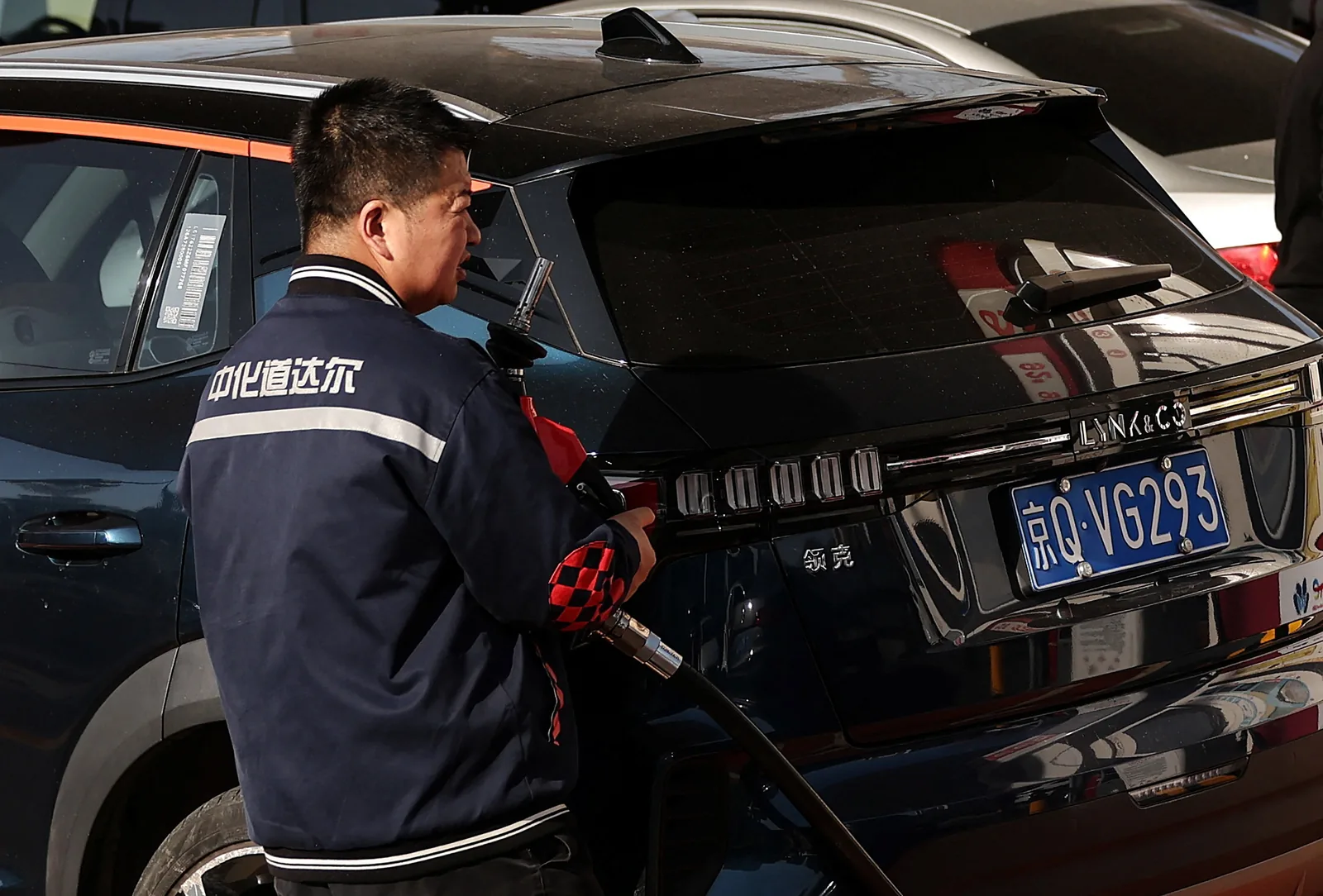 China Caps Fuel Price Hike at 395 Yuan per Tonne Amid Global Oil Volatility