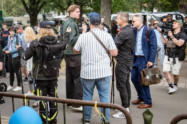 AfD leadership distances from streamer 'Aktivist Mann' after journalist harassment