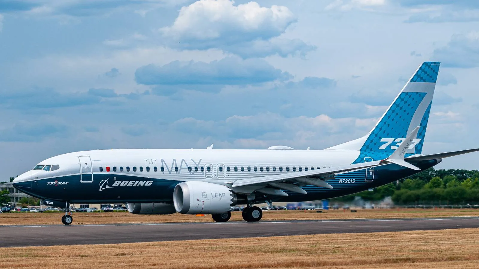 Boeing 737 MAX software fault can disable autopilot during landing, airlines halt deliveries