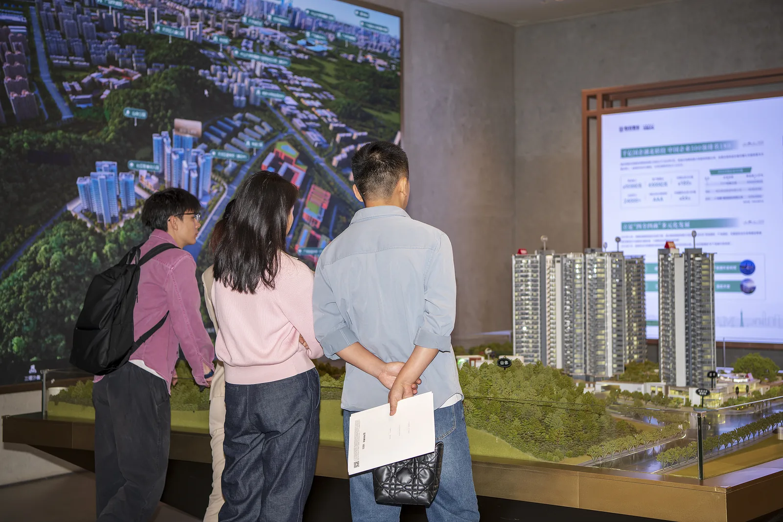 Hopson Development reports 4.492 billion yuan in contract sales for first eight months of 2026